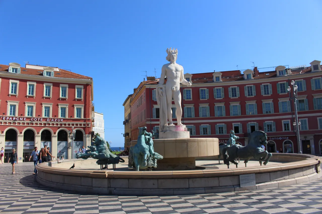 馬塞納廣場 (Place Masséna) 與太陽噴泉 (Fontaine du Soleil)