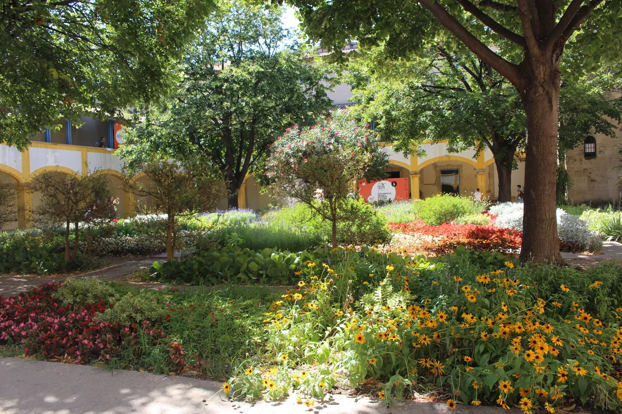 梵谷基金會 (Fondation Vincent van Gogh Arles) 庭院